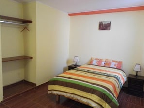 Doppelzimmer, 1 Doppelbett | Schreibtisch, Bügeleisen/Bügelbrett, kostenloses WLAN, Bettwäsche
