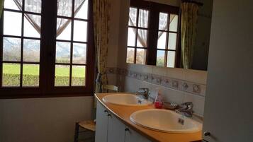 Douche, sĂšche-cheveux, serviettes fournies