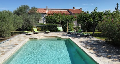 Villa au Pied du Ventoux... Piscine Chauffée, Transats, Wi-Fi, Linges de Maison