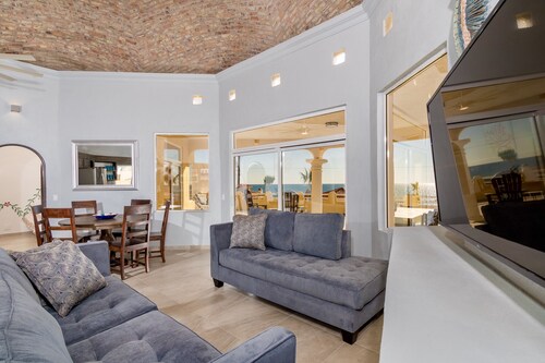 MODERN 5 Star Home in Las Conchas. IMPECCABLY CLEAN,  A+ views. PRIVATE