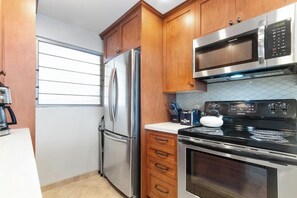 Coffee/tea maker, fridge, microwave, oven