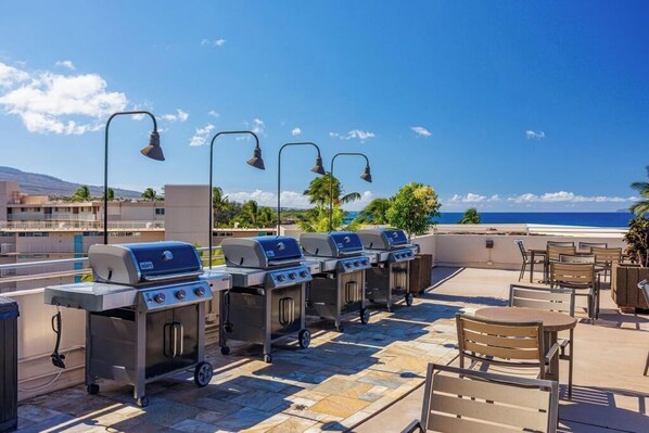 Outdoor dining - Revel in Unparalleled Views of Maui's Coastal Majesty! - Royal Mauian 416 (Kihei, Maui)