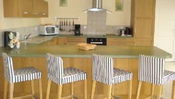 Een koelkast, een microgolfoven, een oven, een kookplaat