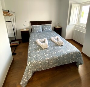 3 habitaciones, tabla de planchar con plancha y cuna de viaje