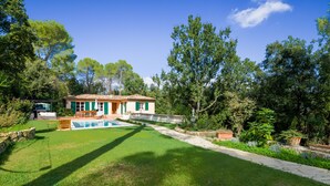 A house with a swimming pool, surrounded by a well-maintained lawn and trees. - Valbonne Quiet villa with magnesium pool (Valbonne)