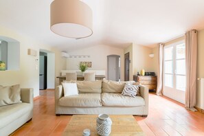 Smart-TV, Tischtennisplatte, Bücher, Videothek