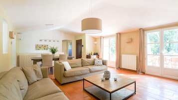 TV connectée, table de tennis de table, livres, vidéothÚque