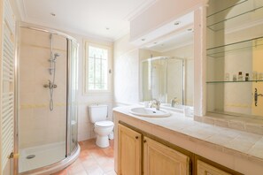 Shower, hair dryer, towels, soap - Valbonne Quiet villa with magnesium pool (Valbonne)