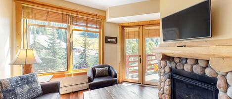 Een televisie en een open haard