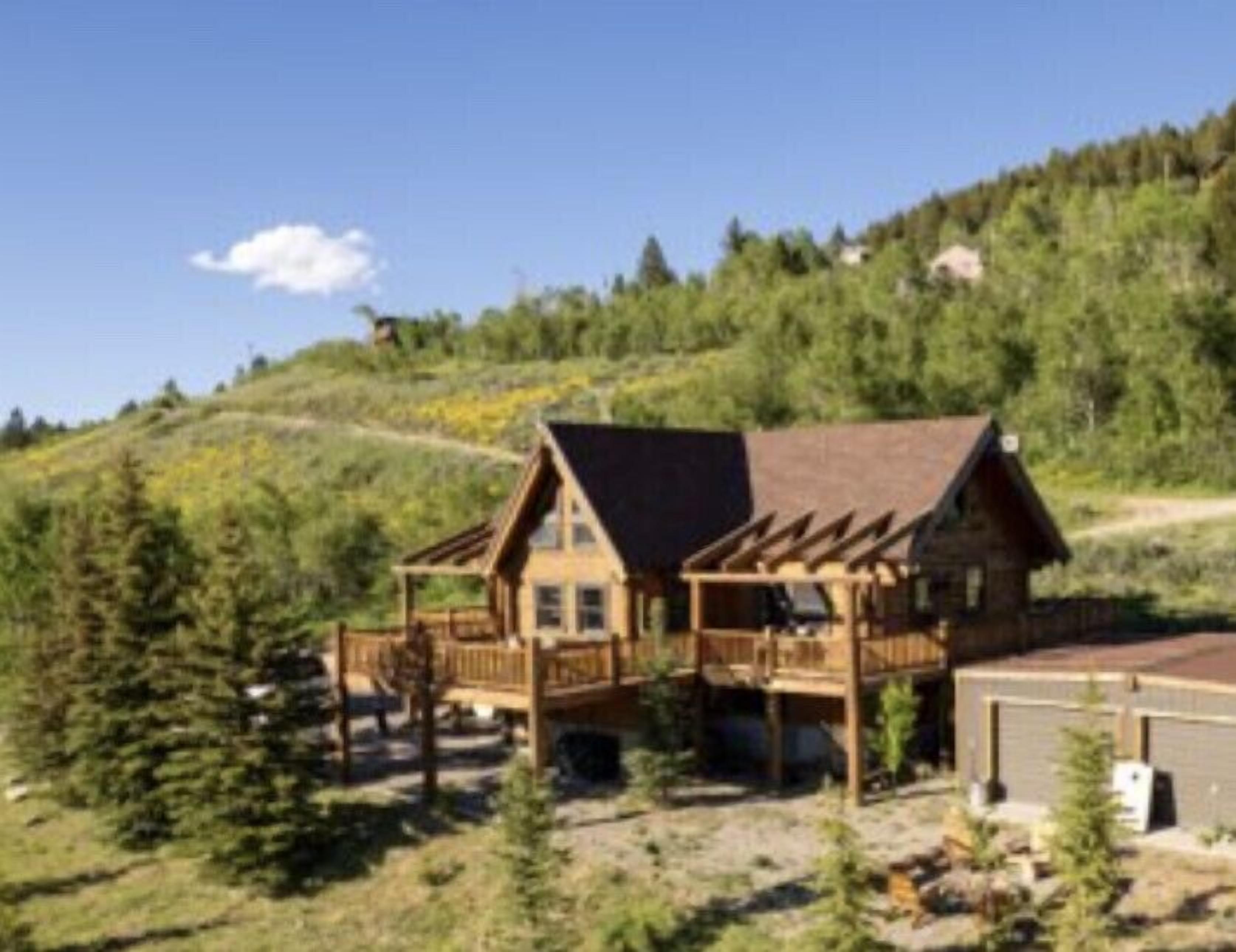 Beautiful log home overlooking Henrys Lake and 13 Miles to West Yellowstone!