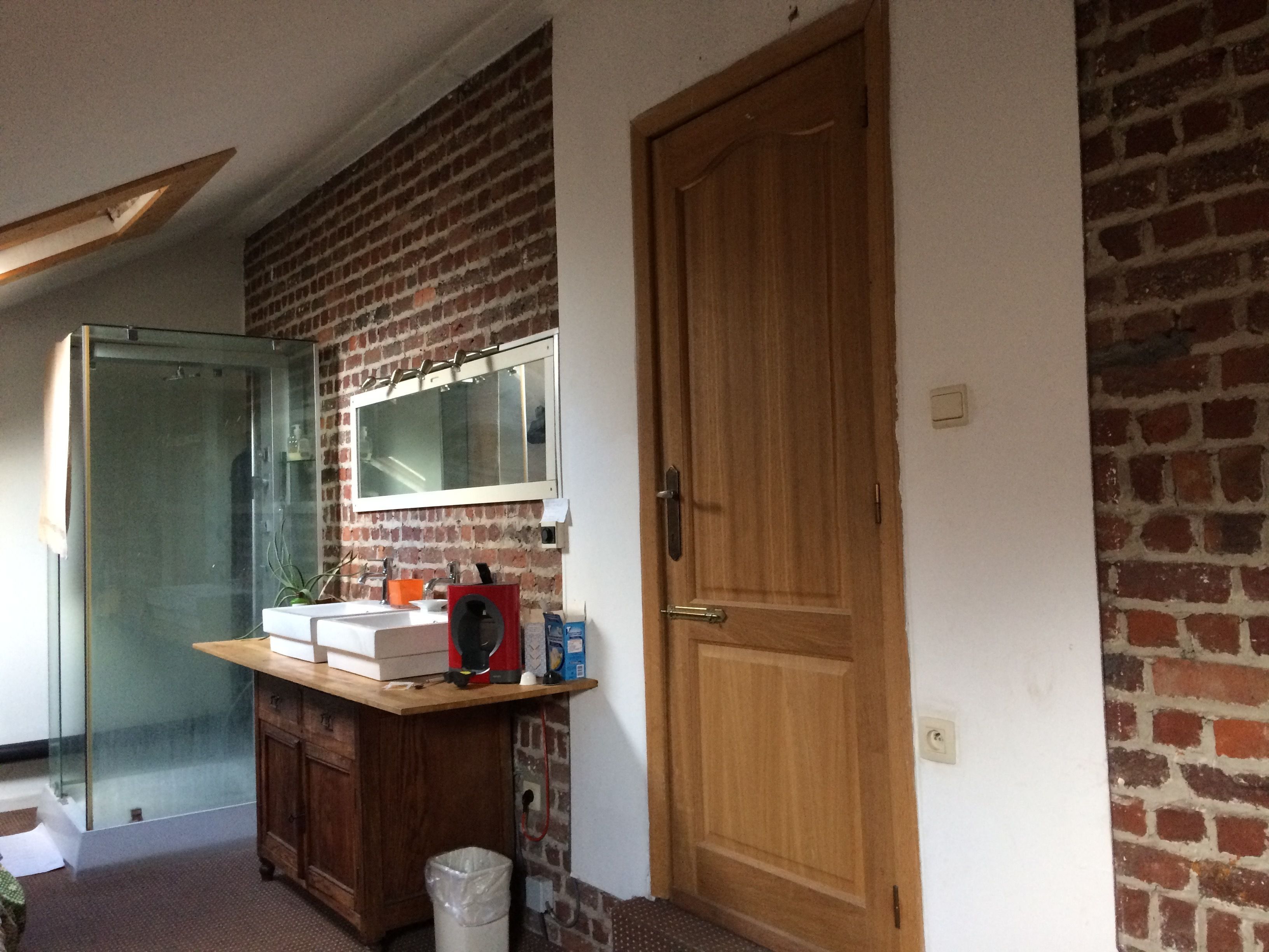 Habitación con 2 camas individuales | Baño | Amenidades de baño gratuitas, secadora de cabello, toallas 