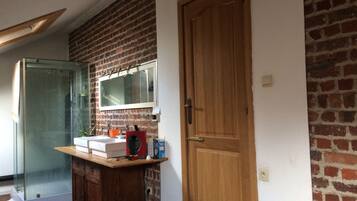 Twin Room | Bathroom | Free toiletries, hair dryer, towels