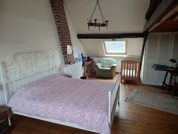 Superior Double Room, Hot Tub | Individually decorated, individually furnished, desk, laptop workspace - La maison des chiens (Kortenberg)