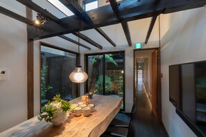 Traditioneel huis, 3 slaapkamers, keuken, uitzicht op tuin | Woonruimte | Flatscreentelevisie