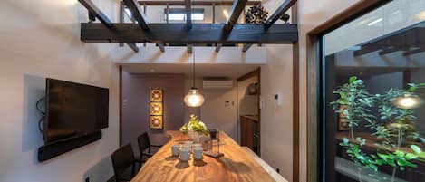 传统独立别墅, 3 间卧室, 厨房, 花园景观 | 起居区 | 平板电视