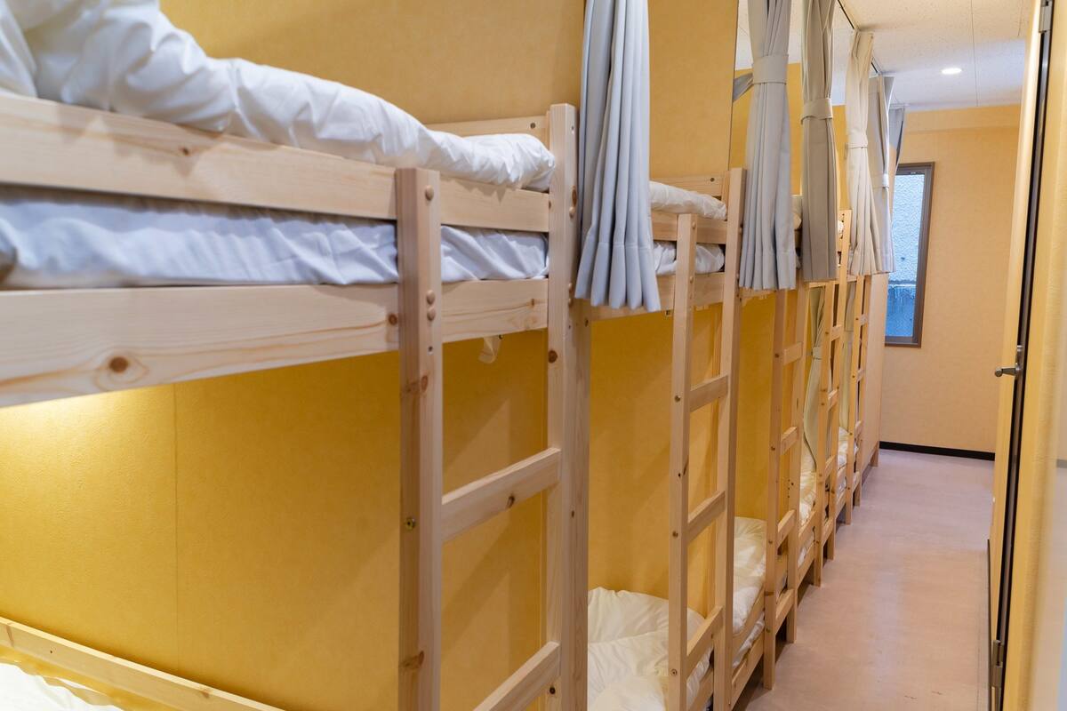 Habitación estándar, varias camas, no fumadores, vistas a la ciudad | Escritorio, cortinas opacas, wifi gratis y ropa de cama