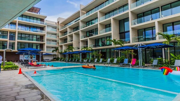 Outdoor pool, pool umbrellas, pool loungers - Oceana Residences (Playa del Carmen)