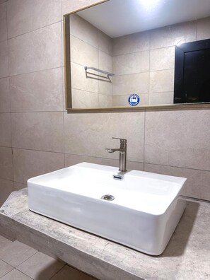 Suite | Bagno | Doccia, soffione a pioggia, set di cortesia gratuito, asciugamani