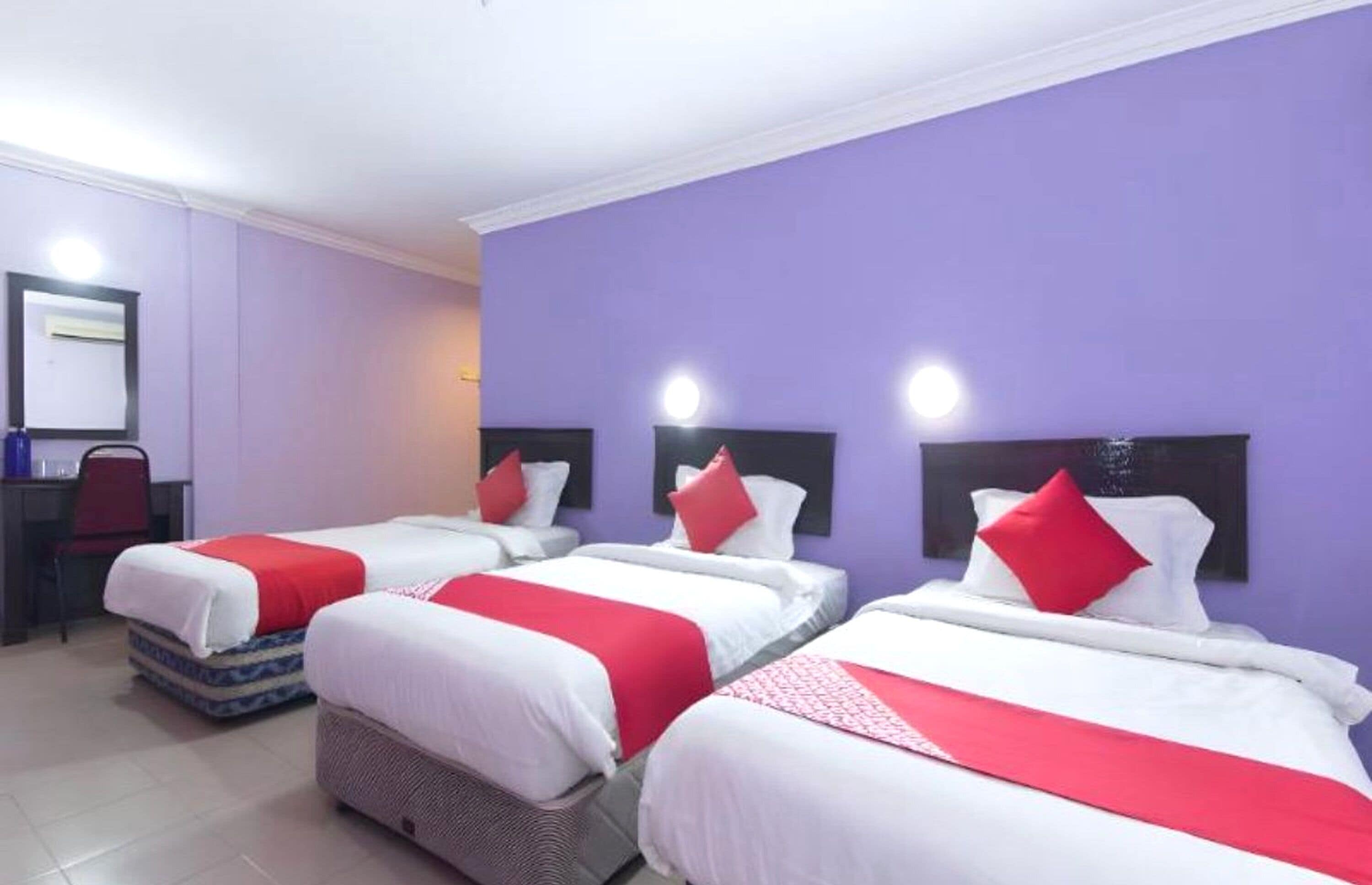 標準三人房 | 書桌、筆電工作空間、免費無線上網、床單