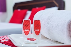 Shower, free toiletries, towels - Super OYO 473 Comfort Hotel 2 (Klang)