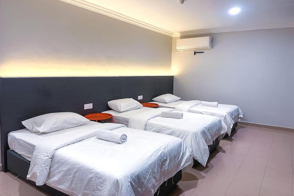 Suite | Desk, laptop workspace, free WiFi, bed sheets