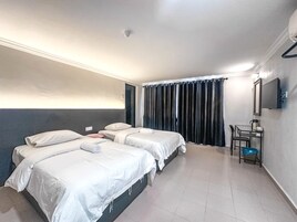 Deluxe Twin Room | Meja, ruang kerja komputer riba, Wi-fi percuma, cadar katil 
