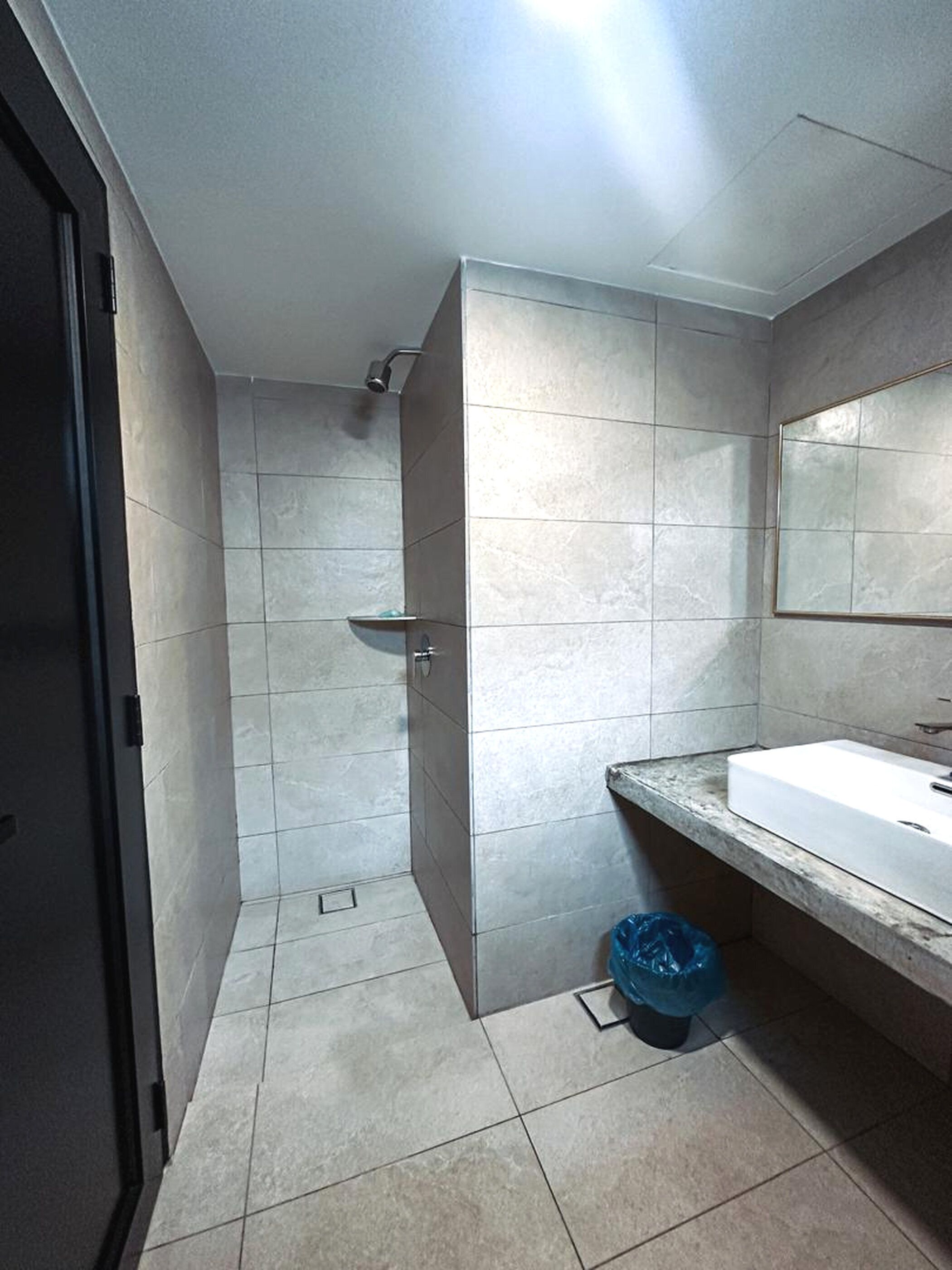 샤워 시설, 레인폴 샤워기, 무료 세면용품, 타월