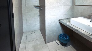 A modern bathroom with a shower, a sink, and a mirror. - Super OYO 473 Comfort Hotel 2 (Klang)
