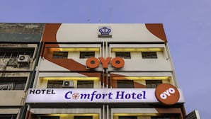 A hotel sign with the name "Comfort Hotel" and the logo "OYO". - Super OYO 473 Comfort Hotel 2 (Klang)