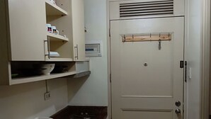 Full-size fridge, microwave, stovetop, electric kettle - Petz Blossoms Chateau (Parañaque)