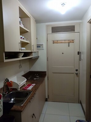 Full-size fridge, microwave, stovetop, electric kettle