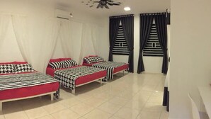 Holiday Home | 4 bedrooms, iron/ironing board - Sandakan Hill Terrace 1 (Sandakan)