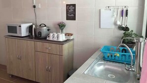Holiday Home | Private kitchenette | Full-sized fridge, microwave, stovetop, rice cooker - Sandakan Hill Terrace 1 (Sandakan)