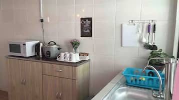 Casa (Holiday) | Cocineta privada | Refrigerador con congelador, microondas, parrilla de estufa y arrocera