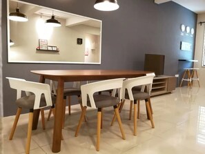 Rumah (Holiday) | Makan di kamar