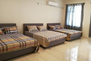 4 bedrooms, iron/ironing board, bed sheets - Sandakan Hill Terrace 2 (Sandakan)