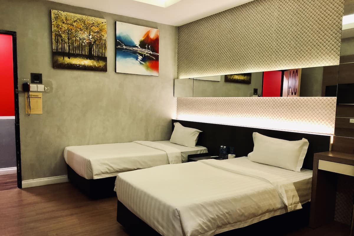 Deluxe-Zweibettzimmer, 2 Einzelbetten | Hochwertige Bettwaren, Schreibtisch, Bügeleisen/Bügelbrett