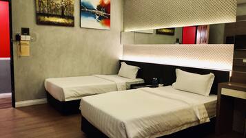 Literie de qualité supérieure, bureau, fer et planche à repasser