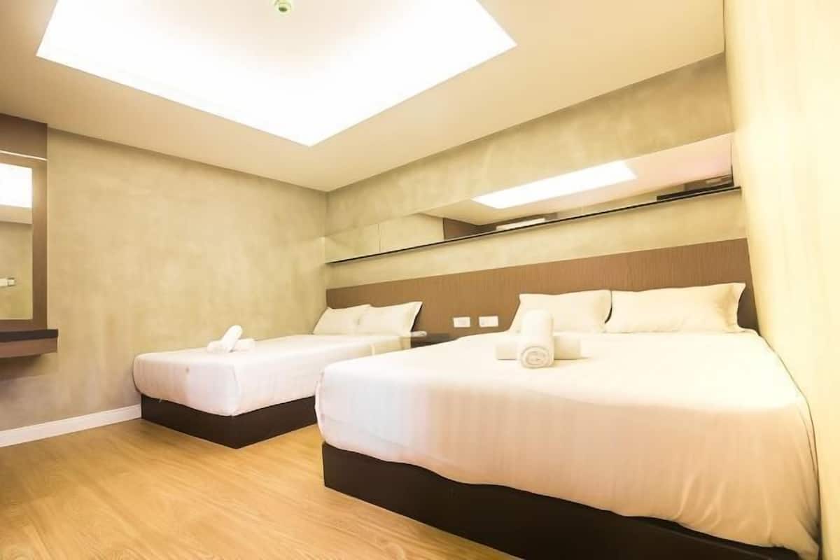 Premium bedding, desk, iron/ironing board, free WiFi