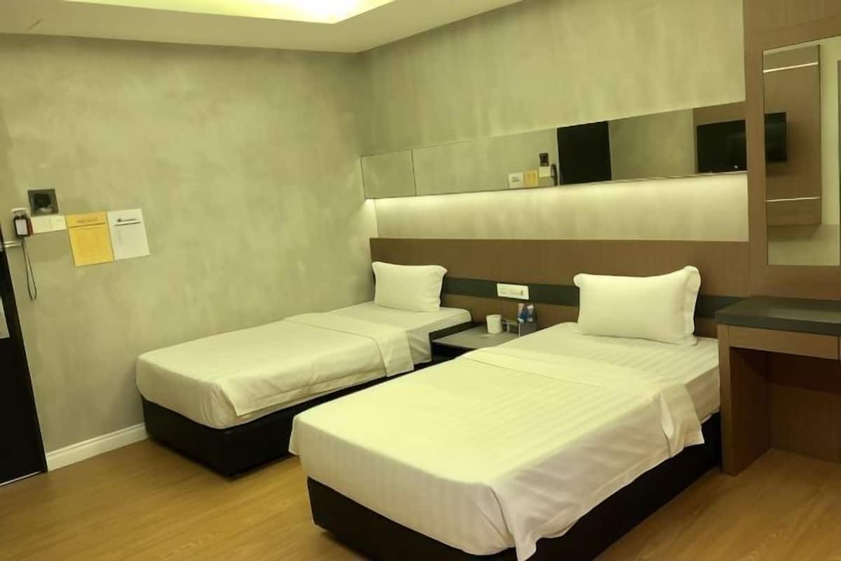 Premium bedding, desk, iron/ironing board, free WiFi