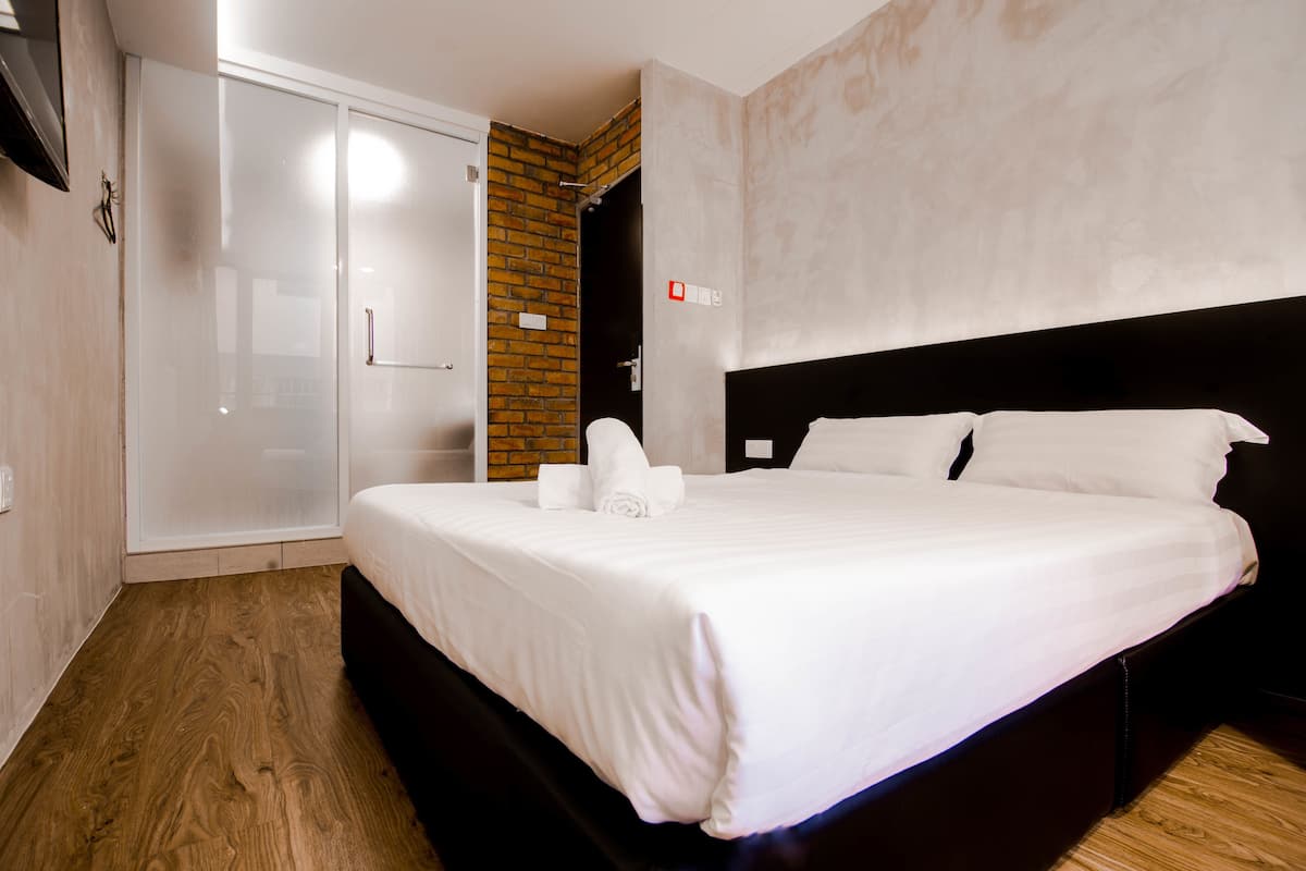 Deluxe-Zimmer, 1 Queen-Bett | Hochwertige Bettwaren, Schreibtisch, Bügeleisen/Bügelbrett