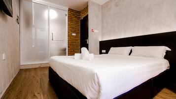 Deluxe Queen Room | Premium bedding, desk, iron/ironing board, free WiFi