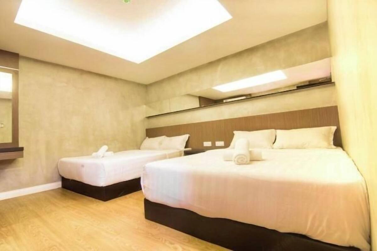 Premium bedding, desk, iron/ironing board, free WiFi