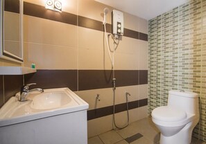 Regadera, amenidades de baño gratuitas, bidet, toallas 