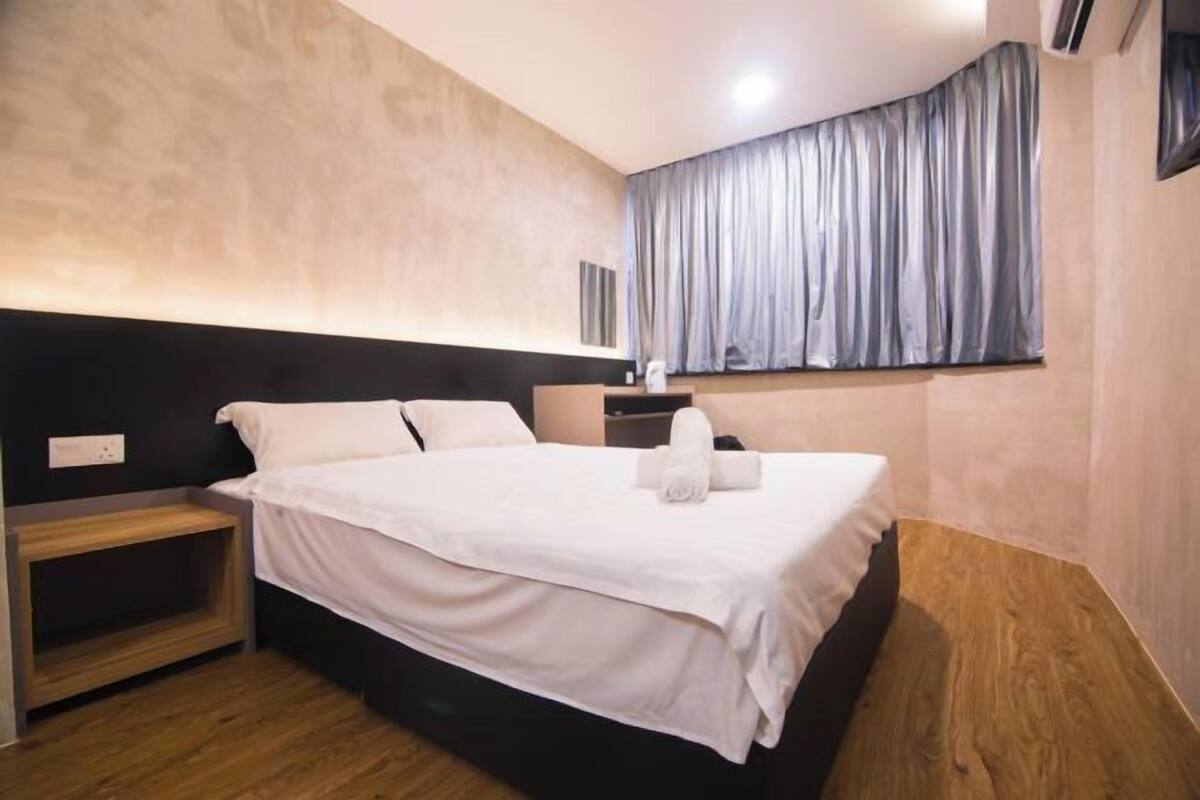 Premium bedding, desk, iron/ironing board, free WiFi