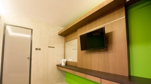 Sengetøy av topp kvalitet, skrivebord og strykejern/-brett