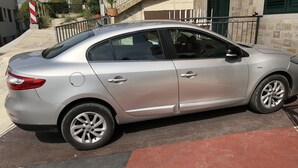 Un coche plateado estacionado en un espacio de estacionamiento designado, marcado con P4 y P5.