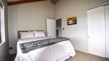 House, Multiple Beds, Non Smoking, Mountain View | 3 bedrooms, blackout drapes, soundproofing, iron/ironing board