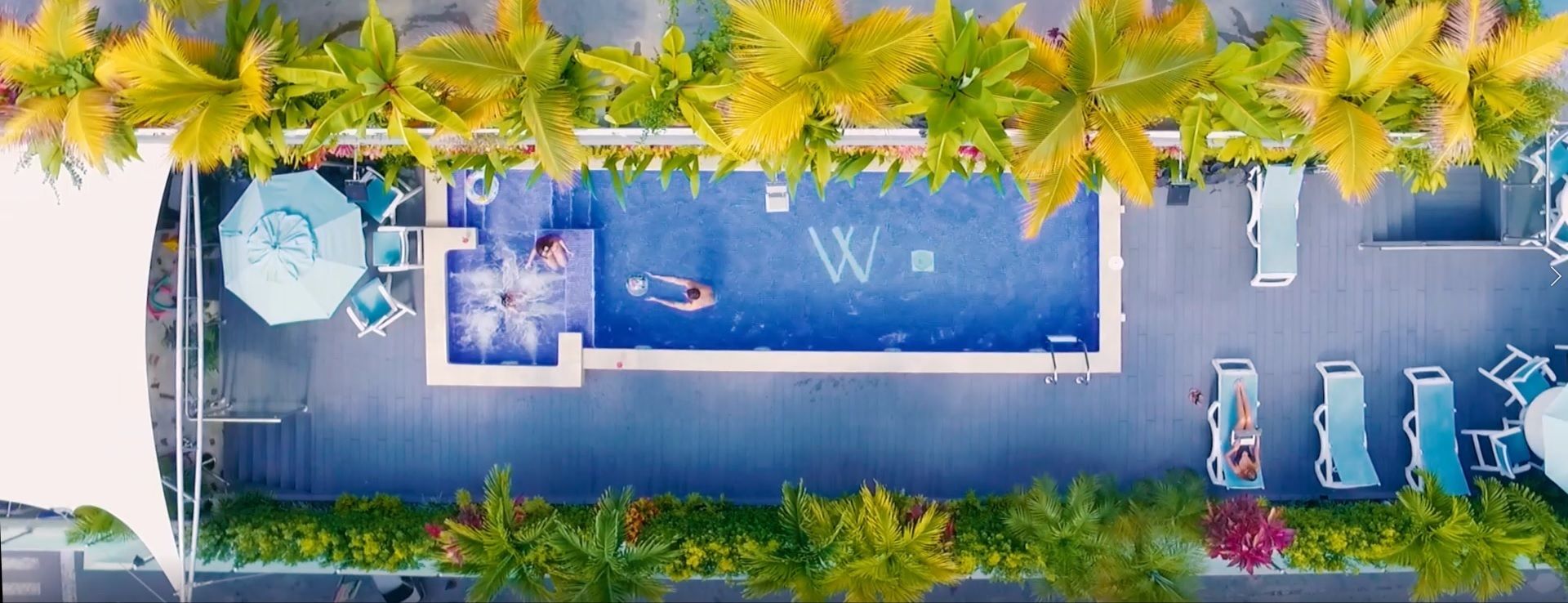 من حمّامات السباحة المغطاة، حمّام سباحة خارجي، مظلات على حمّام السباحة