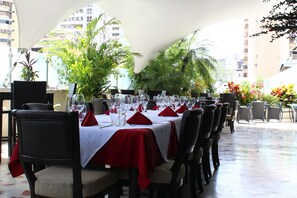 Bar på takterrassen, utsikt mot poolen, öppet alla dagar